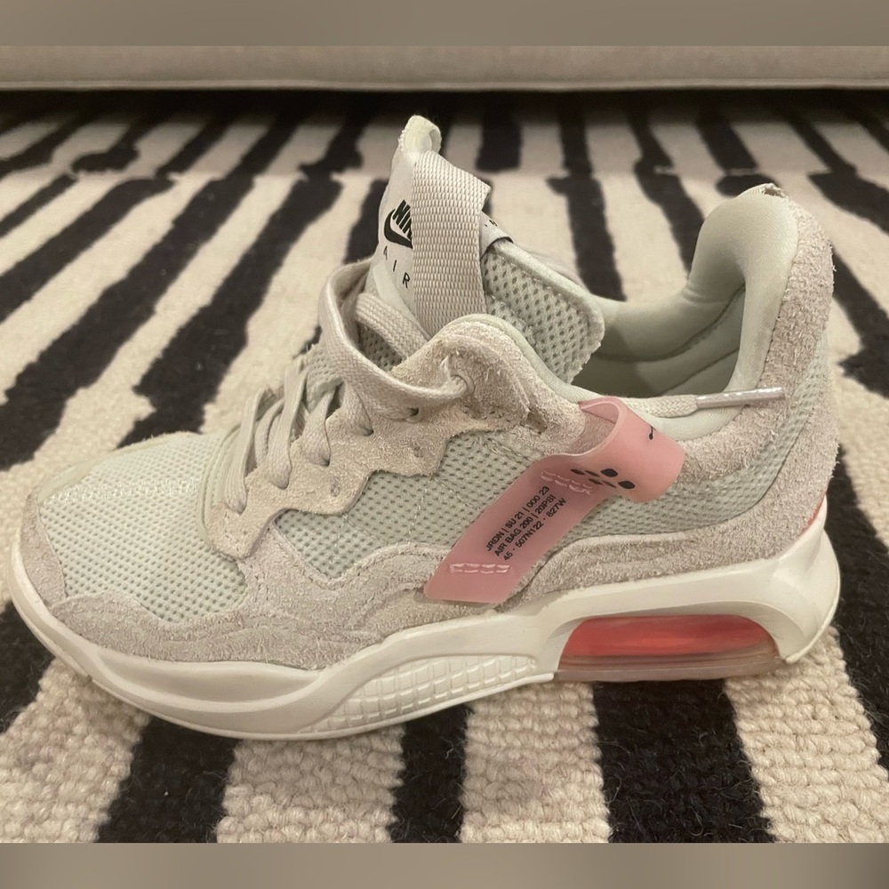 Nike Jordan Sneakers barely worn super comfy pink and grey super cute - Picture 4 of 7